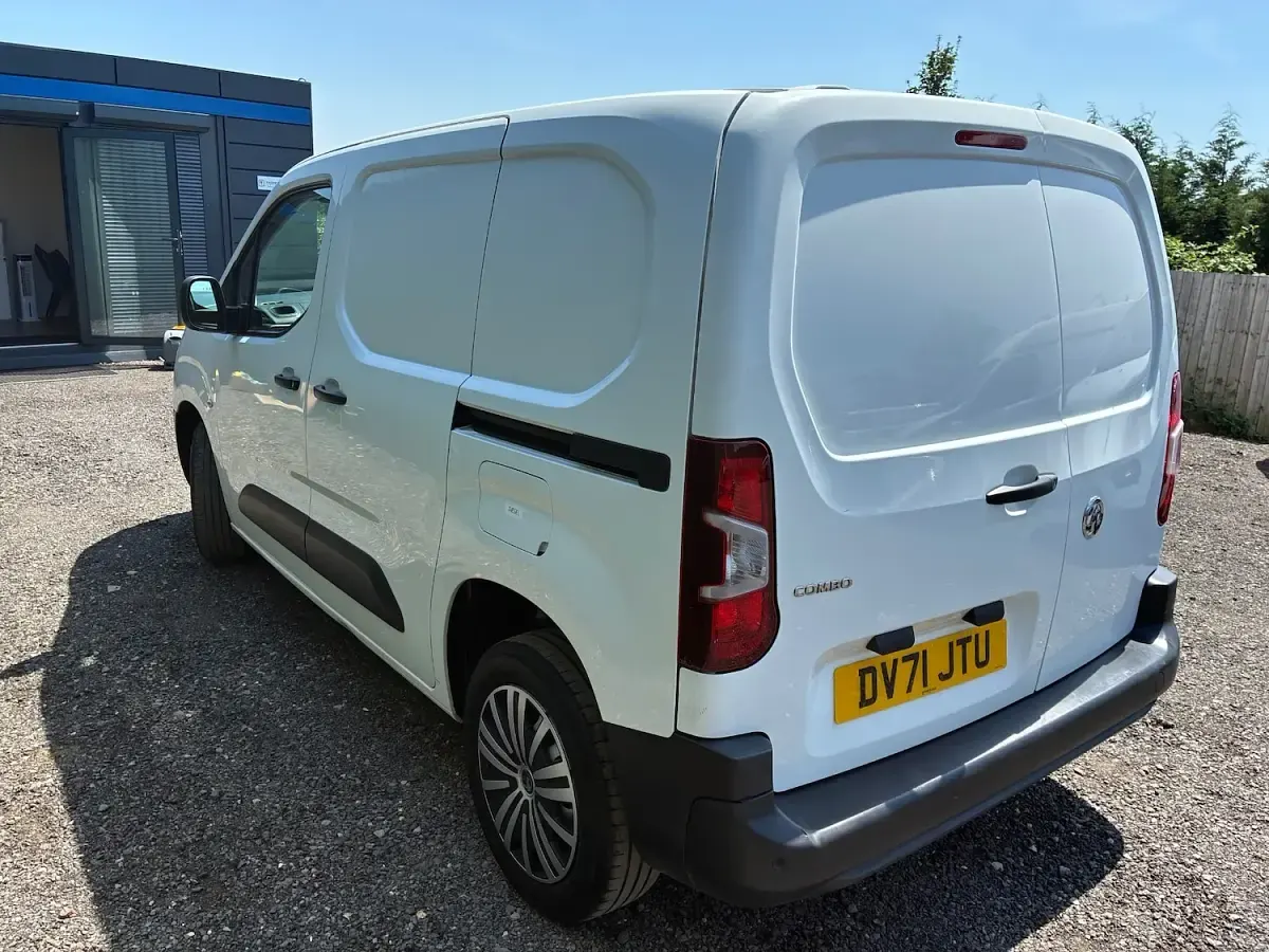 Used Vauxhall Combo 100 HP (73 kW) 2021 White MPV