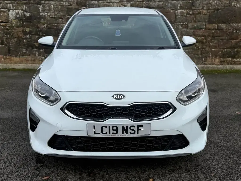 Used Kia Ceed 114 HP (83 kW) 2019 White Hatchback