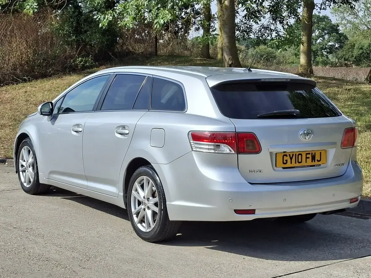 Used Toyota Avensis 147 HP (108 kW) 2010 Silver Estate