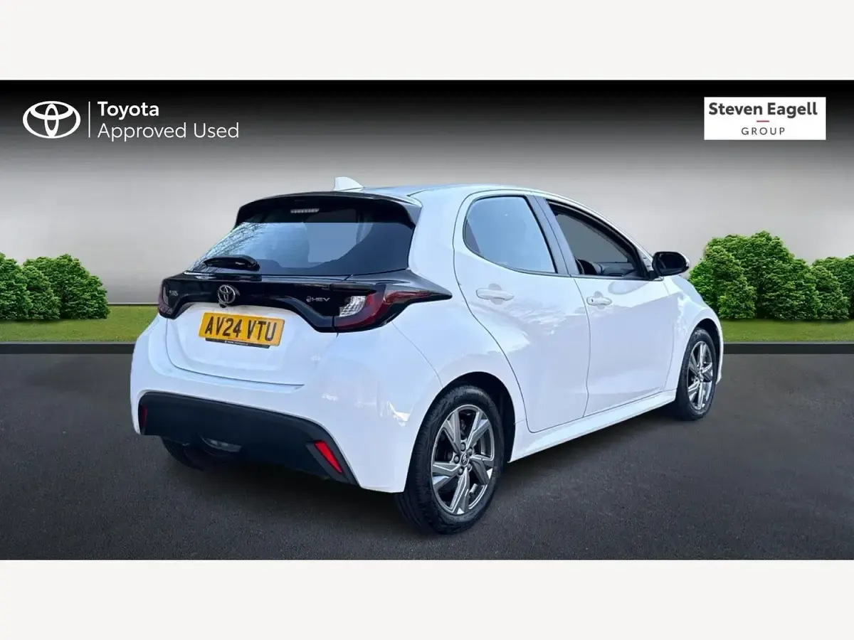 Used Toyota Yaris 2024 White Hatchback