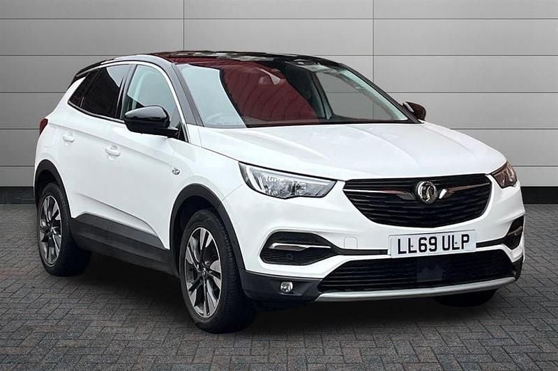 Used Vauxhall Grandland X SRi 130 HP (95 kW) 2019 White SUV