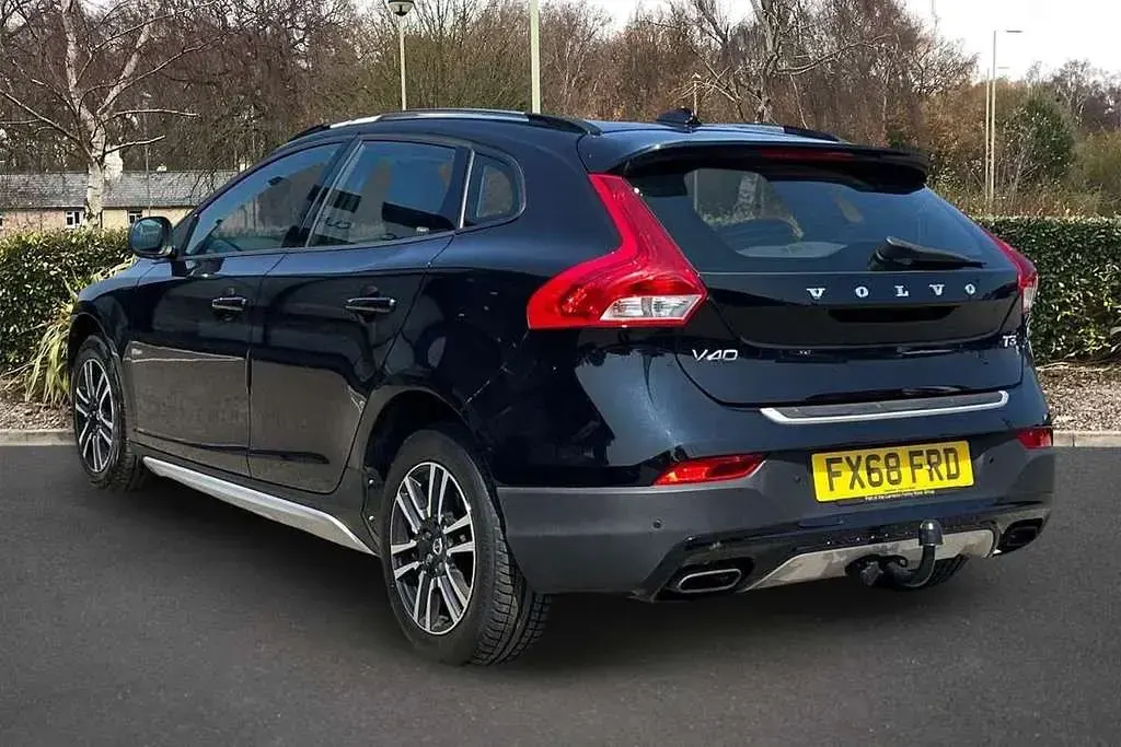 Used Volvo V40 Plus 150 HP (110 kW) 2018 Black Hatchback