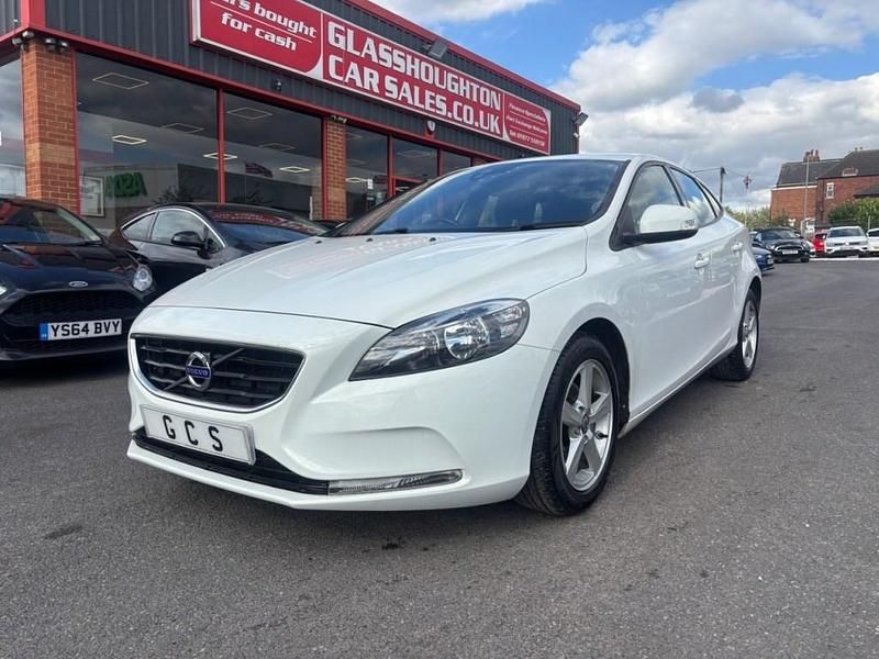 White Used 2013 Volvo V40 Estate | £5,490 (Fair price) - Image 1/4