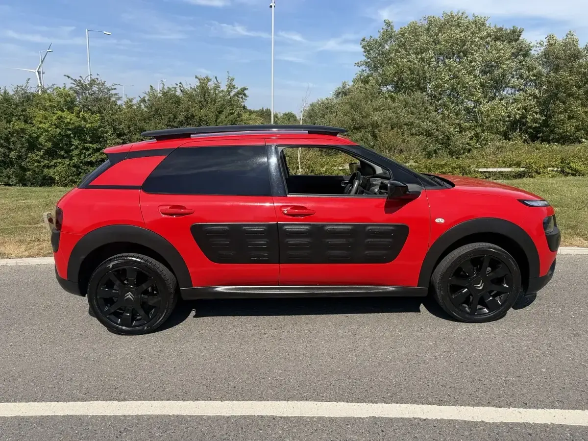 Used Citroën C4 Cactus Flair 82 HP (60 kW) 2017 Red Hatchback