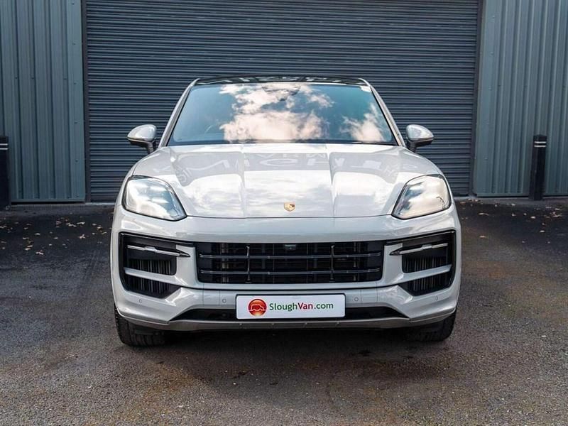 Begagnad Porsche Cayenne 470 HK (345 kW) 2023 Grå SUV