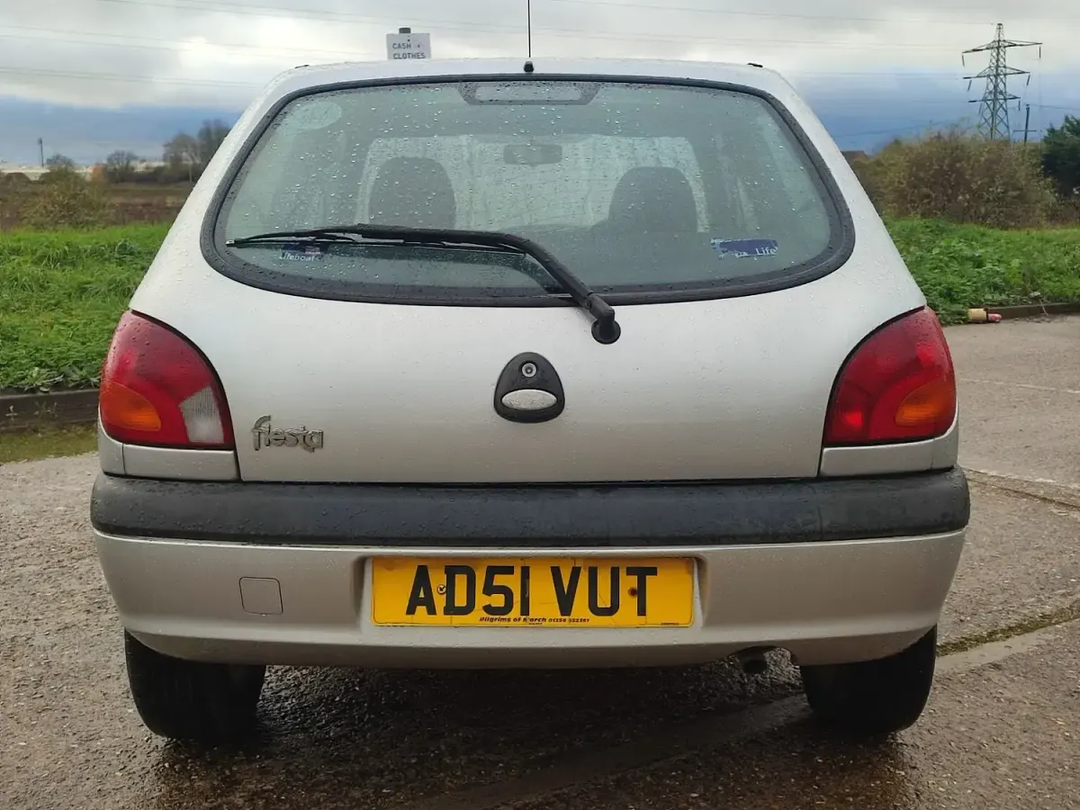 Used Ford Fiesta 80 HP (58 kW) 2002 Silver Hatchback
