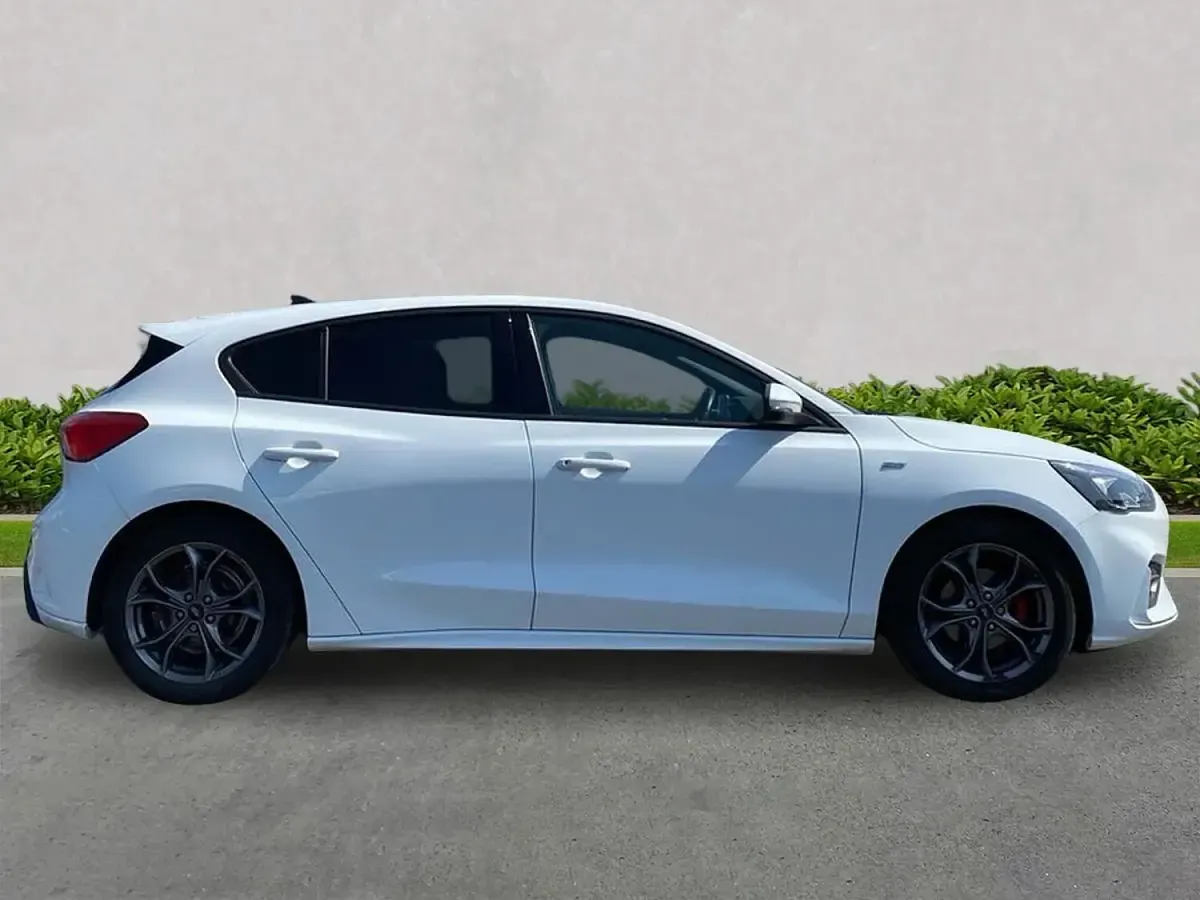 Used Ford Focus ST-Line 85 HP (62 kW) 2021 White Hatchback