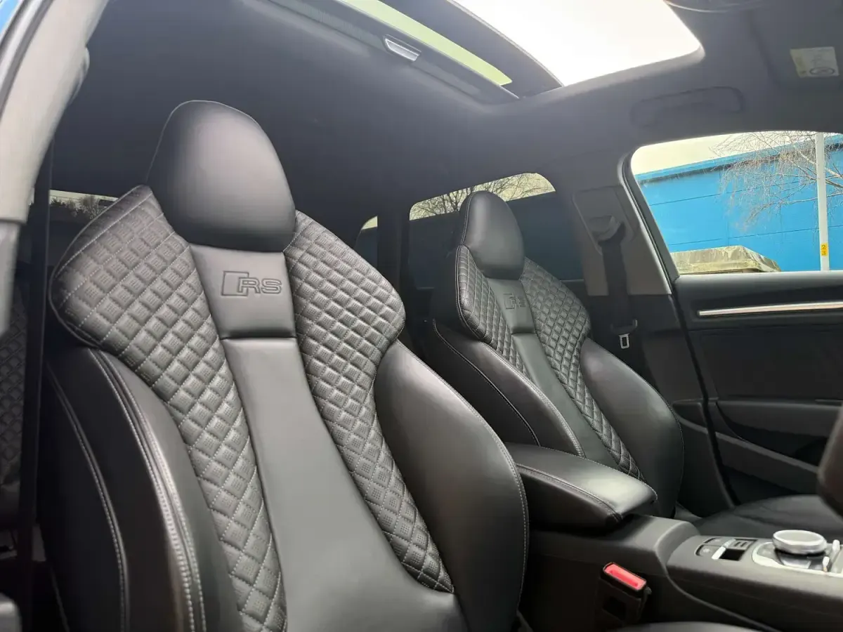 Used Audi RS3 Sportback Comfort 400 HP (294 kW) 2018 Blue Hatchback