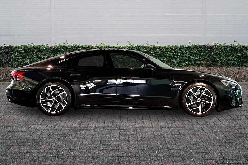 New Audi e-tron 369 kW (503 HP) 2026 Mythos black metallic SUV