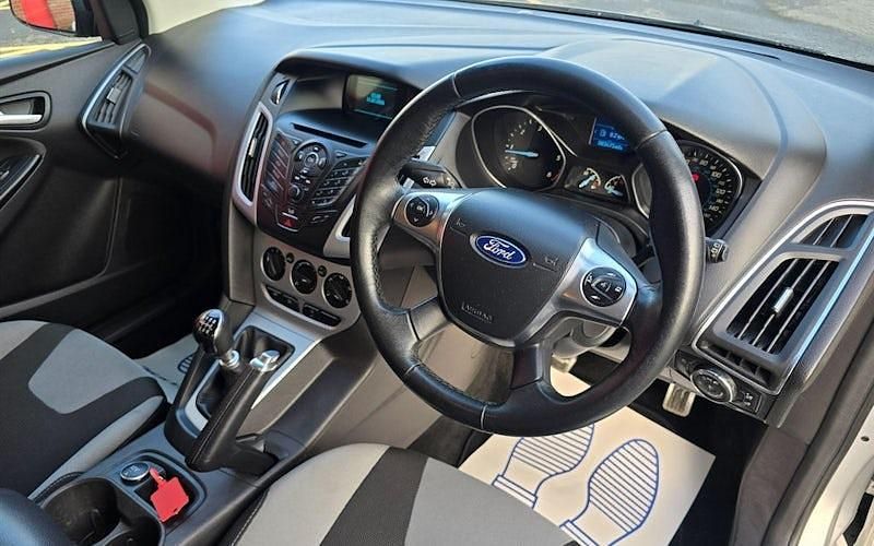 Used Ford Focus Zetec 116 HP (85 kW) 2014 Silver Hatchback
