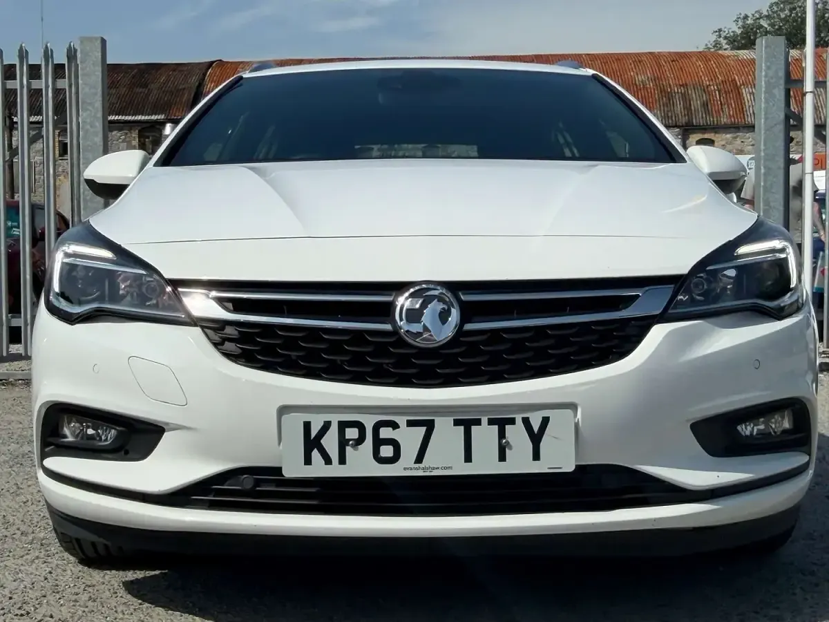 Used Vauxhall Astra SRi 136 HP (100 kW) 2017 White Estate