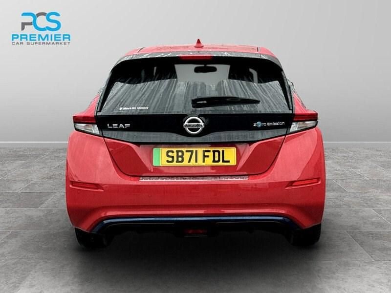 Begagnad Nissan Leaf Acenta 110 kW (150 HK) 2022 Grå Halvkombi