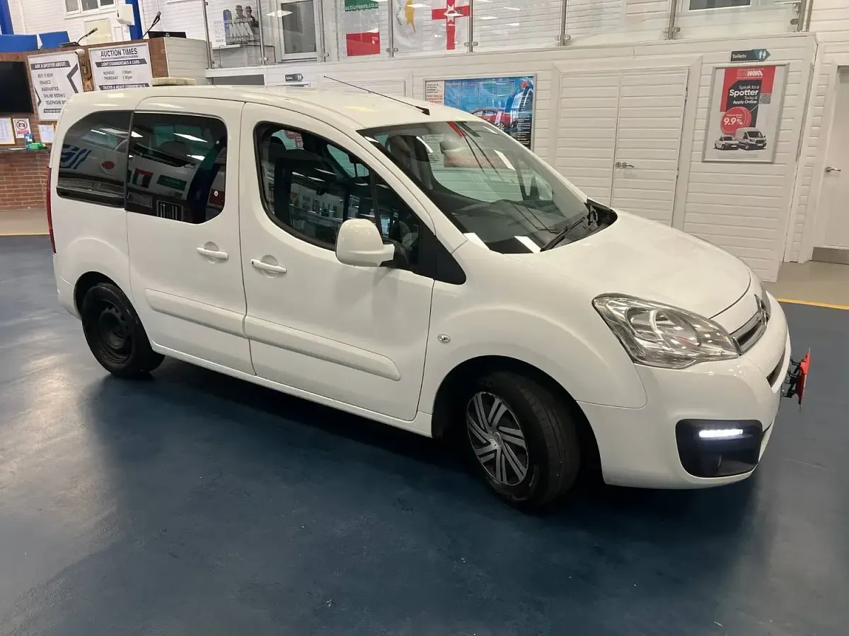 Used Citroën Berlingo Feel 100 HP (73 kW) 2017 White MPV