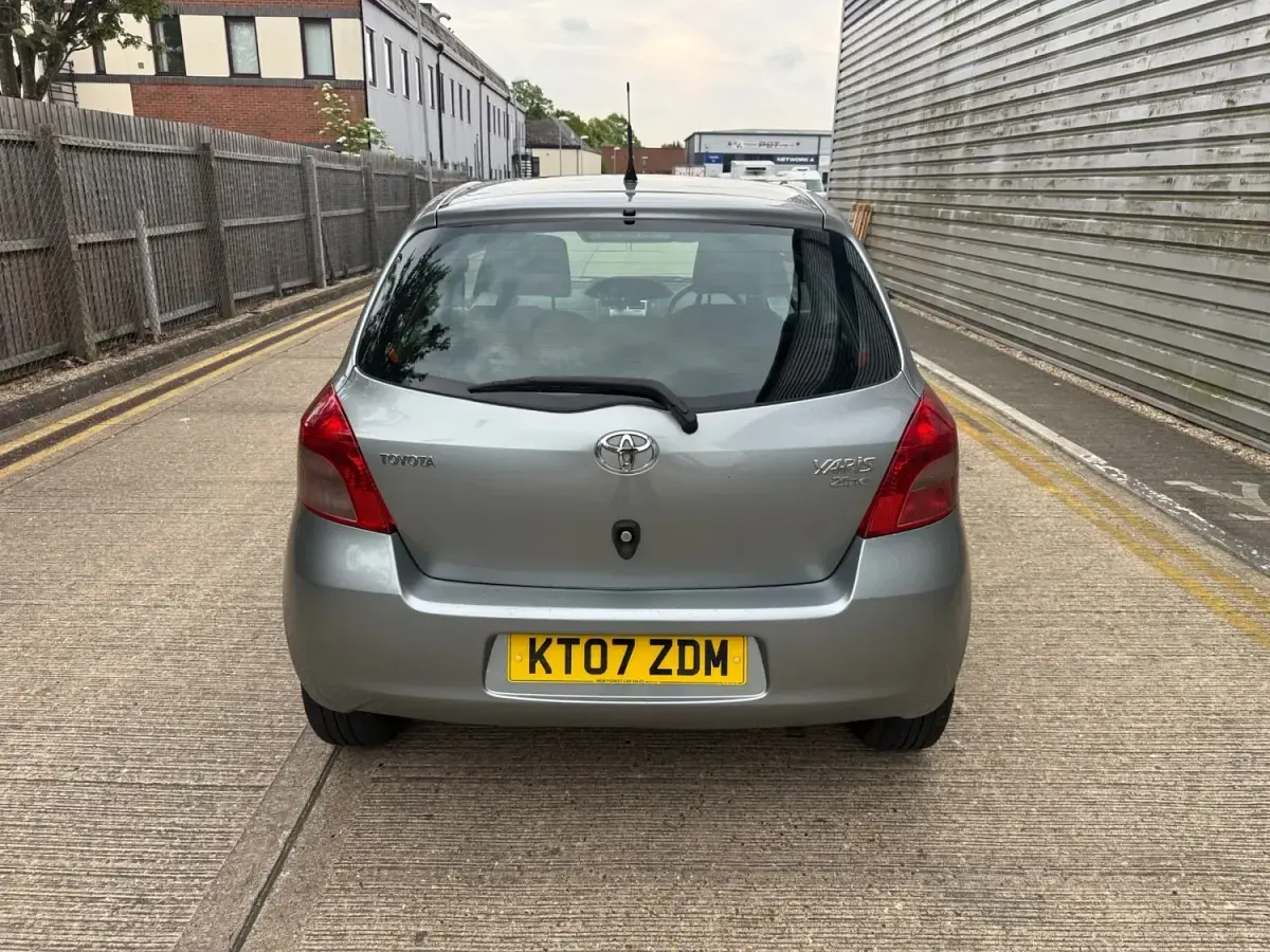 Begagnad Toyota Yaris 85 HK (62 kW) 2007 Silver Halvkombi