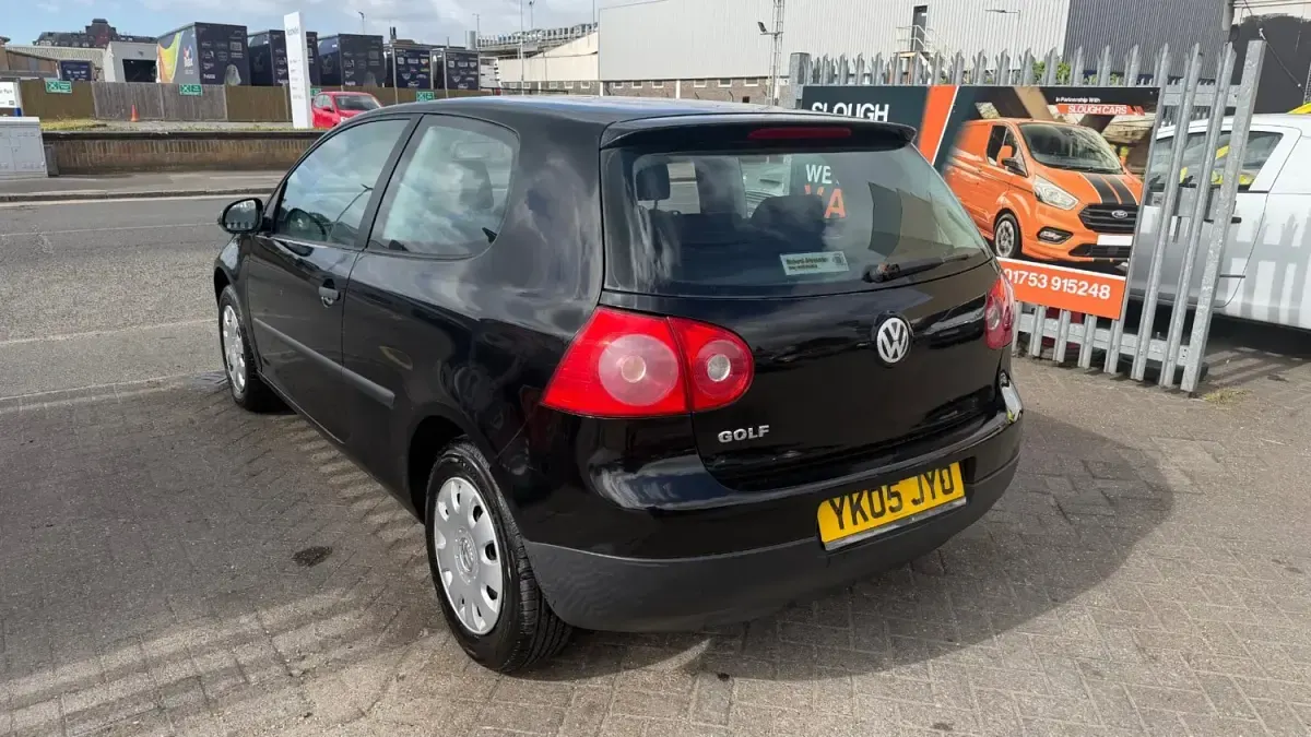 Begagnad VW Golf IV S 2005 Svart Halvkombi