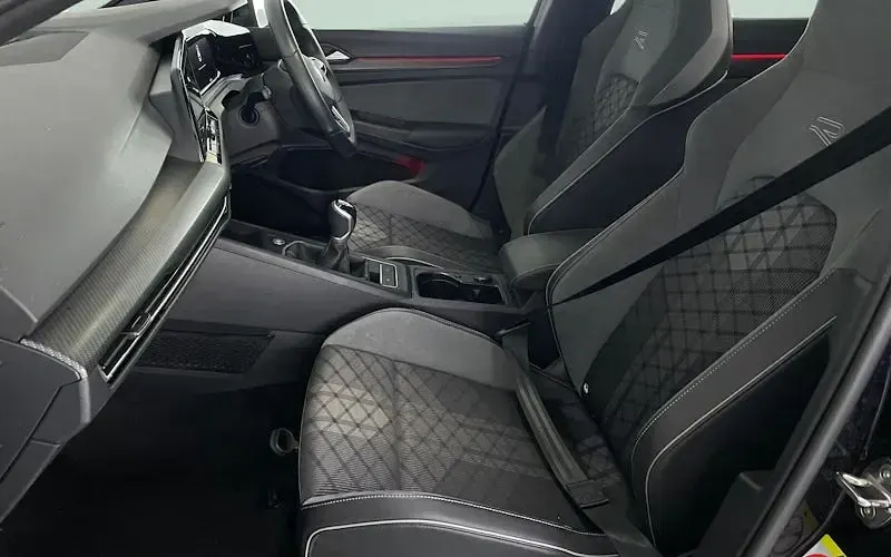 Second-hand VW Golf VIII R-line 150 CP (110 kW) 2024 Hatchback