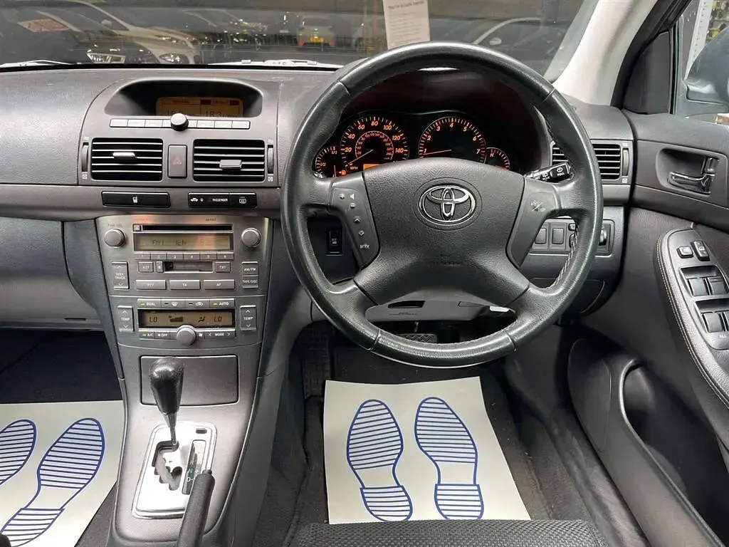 Used Toyota Avensis T3 129 HP (94 kW) 2004 Gold Hatchback