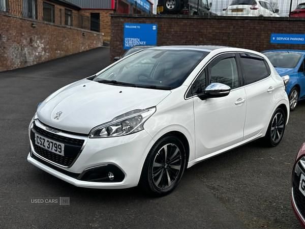Used Peugeot 208 Allure Premium 82 HP (60 kW) 2018 White Hatchback