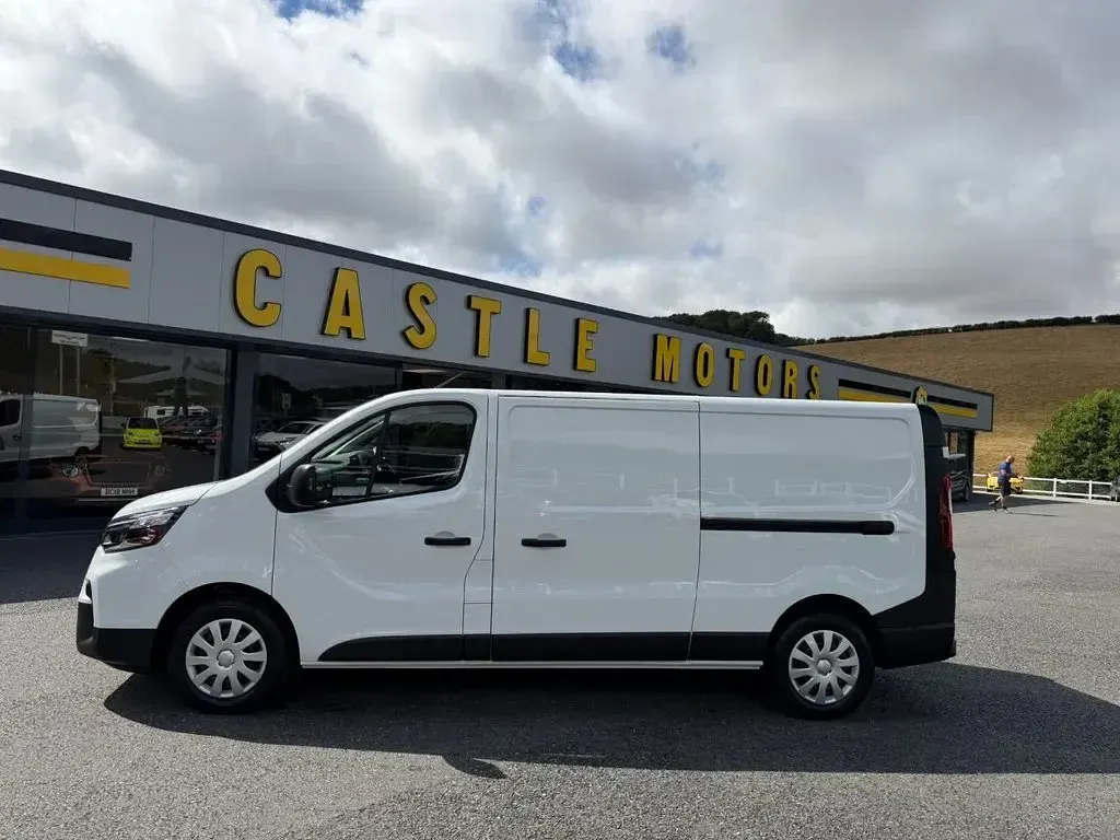 Used Nissan Primastar Acenta 110 HP (80 kW) 2025 White MPV