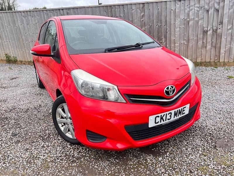 Used Toyota Yaris 101 HP (74 kW) 2013 Red Hatchback