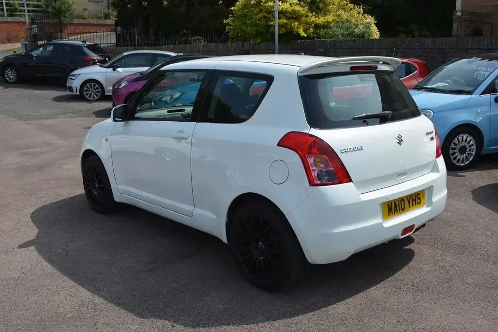 Used Suzuki Swift SZ3 92 HP (67 kW) 2010 White Hatchback