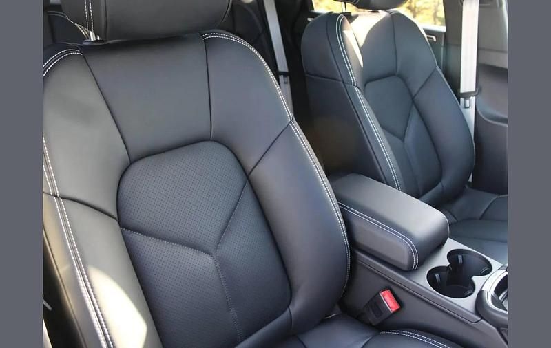 New Porsche Macan 261 HP (191 kW) 2025 Blue SUV