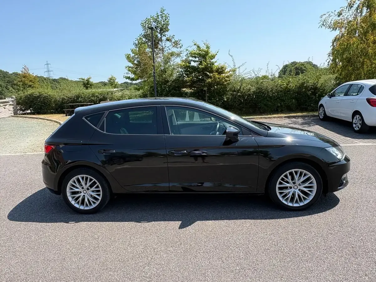 Used Seat Leon SE Dynamic 130 HP (95 kW) 2019 Black Hatchback