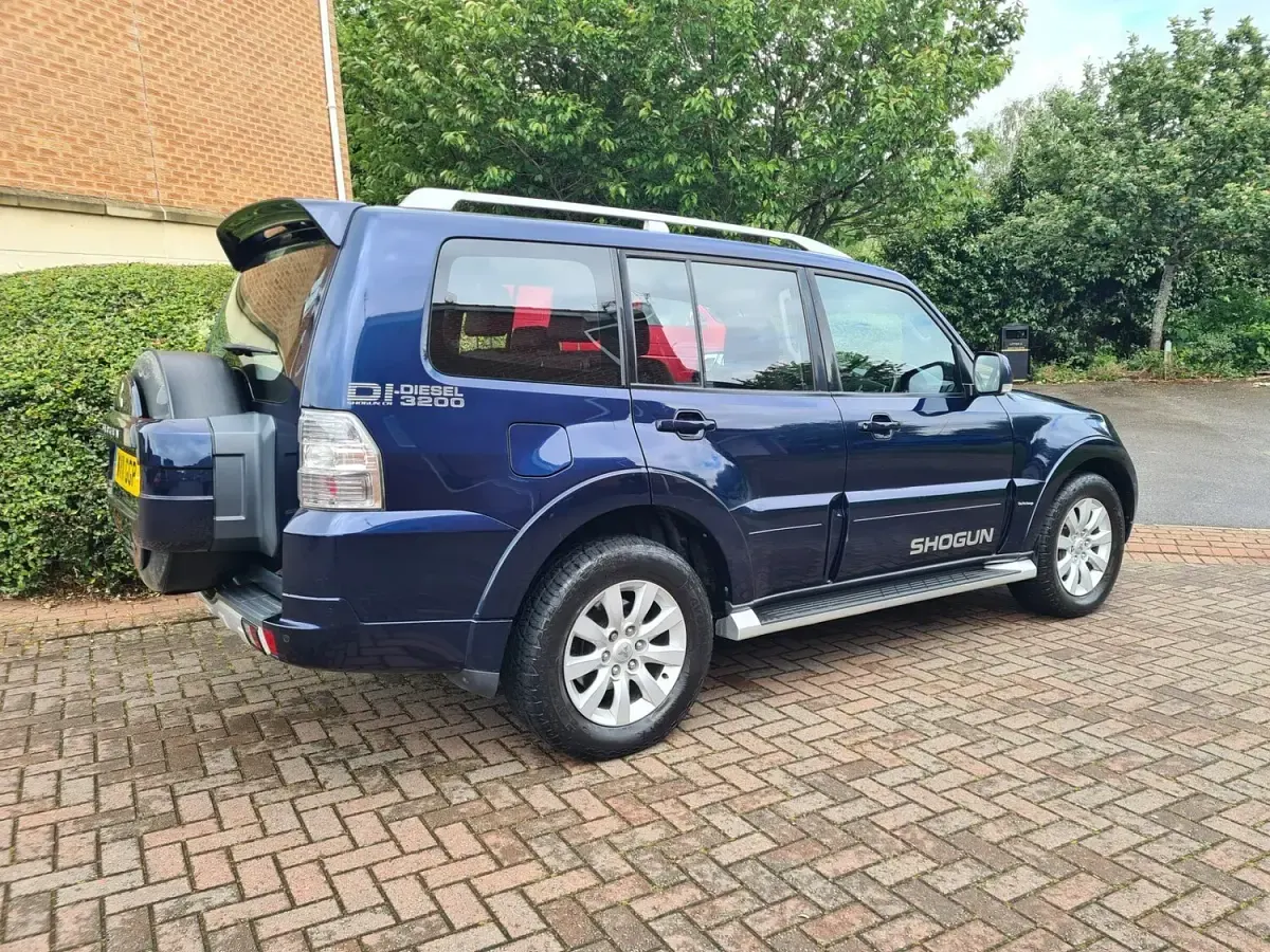 Used Mitsubishi Shogun Elegance 197 HP (144 kW) 2011 Blue SUV