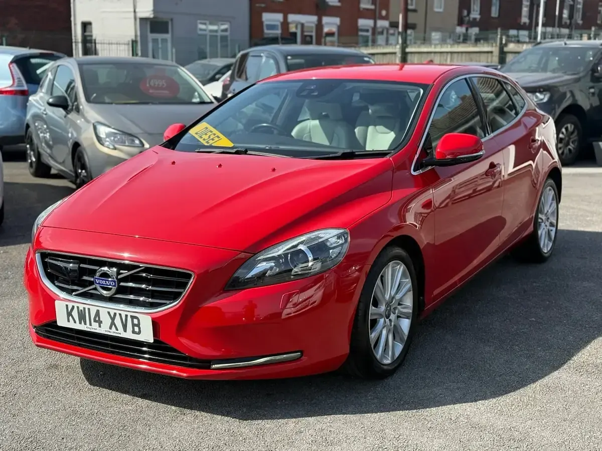 Used Volvo V40 SE Lux 115 HP (84 kW) 2014 Red Hatchback