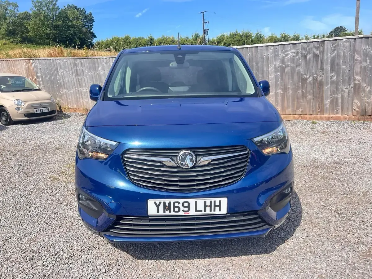 Used Vauxhall Combo S 100 HP (73 kW) 2019 Blue MPV