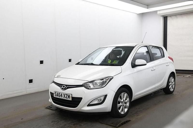 Used Hyundai i20 Active 85 HP (62 kW) 2014 White Hatchback