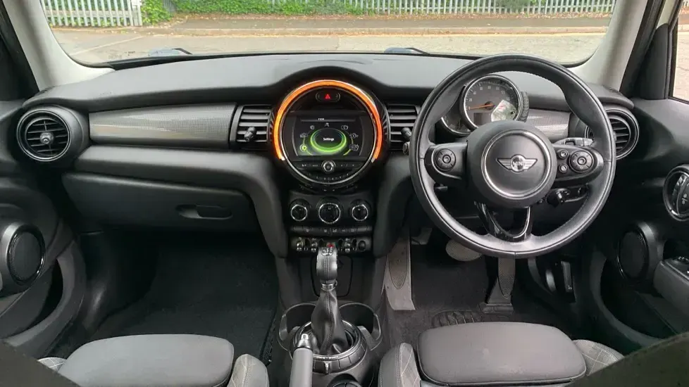 Used Mini Cooper Hatch 134 HP (98 kW) 2015 White Hatchback