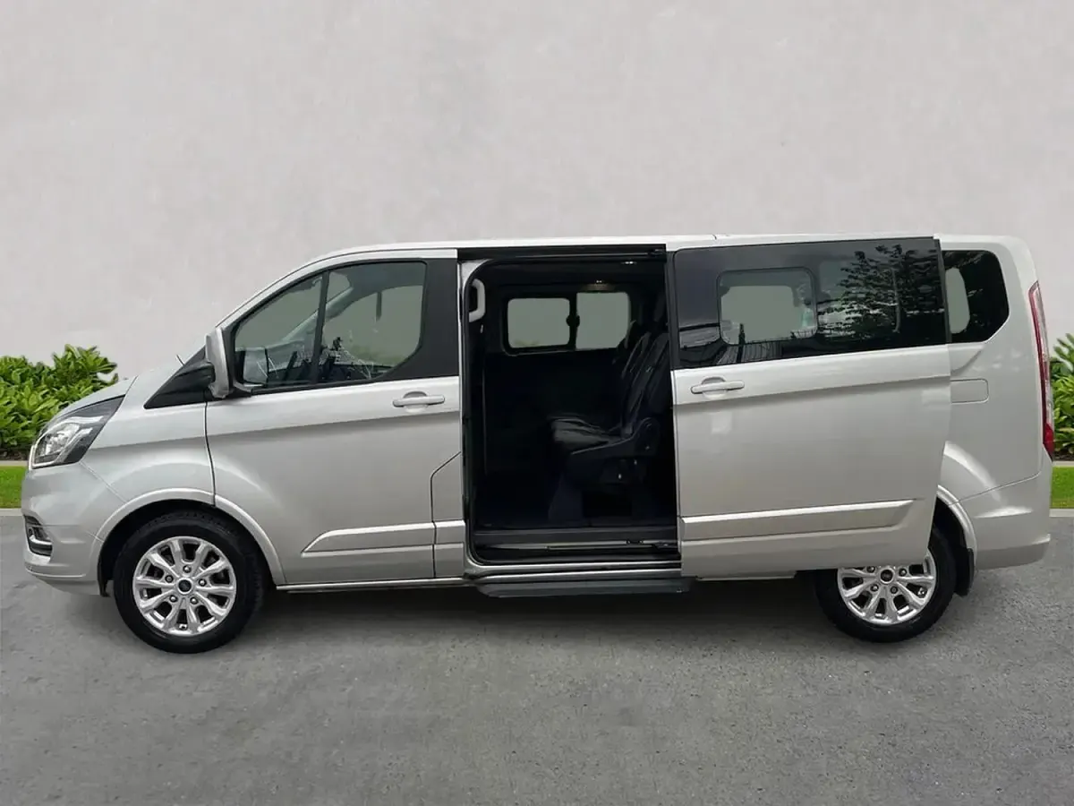 Usado Ford Tourneo Titanium 130 CV (95 kW) 2022 Plateado Monovolumen