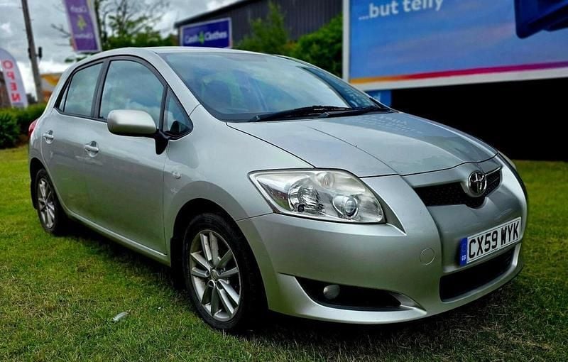 Silver Used 2009 Toyota Auris Hatchback | £1,995 (Fair price) - Image 1/4