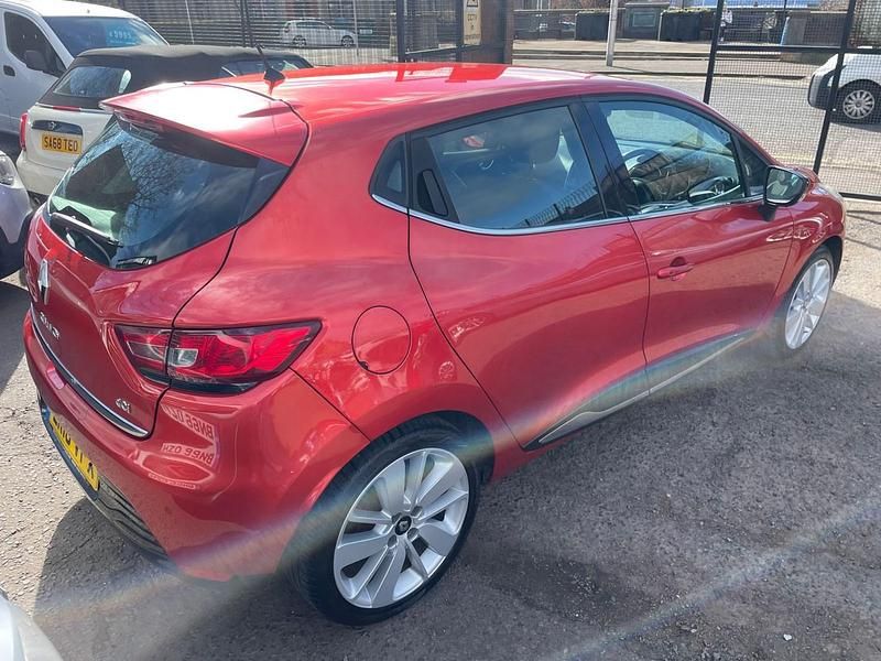 Usado Renault Clio IV Dynamique 90 HP (66 kW) 2016 Vermelho Citadino