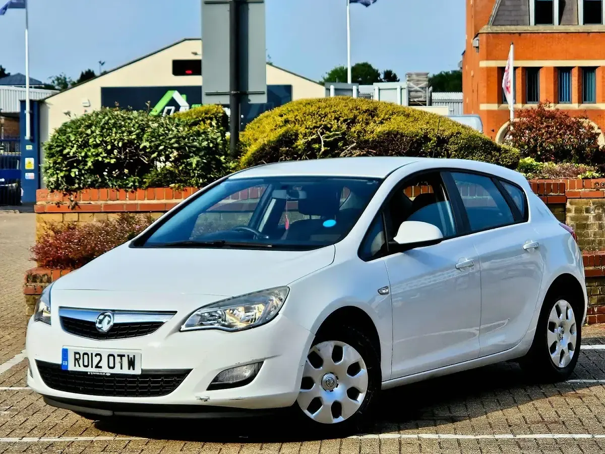 Used Vauxhall Astra 2012 White Hatchback