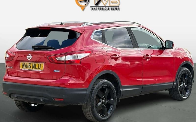 Used Nissan Qashqai N-Connecta 110 HP (80 kW) 2016 Red SUV