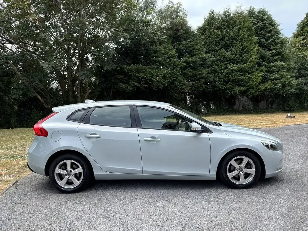 Used Volvo V40 115 HP (84 kW) 2014 Blue Hatchback
