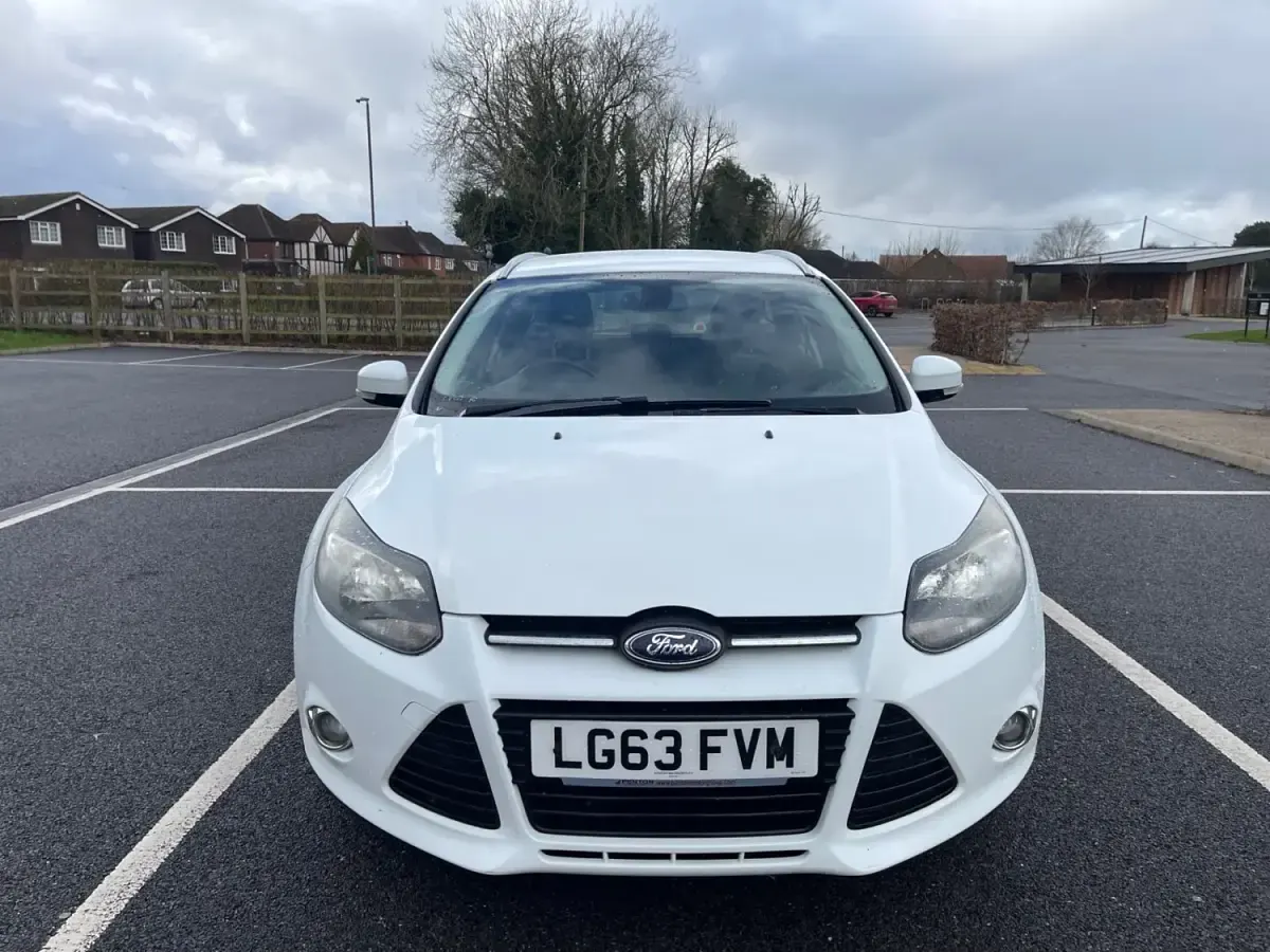 Begagnad Ford Focus Zetec 2013 Vit Kombi