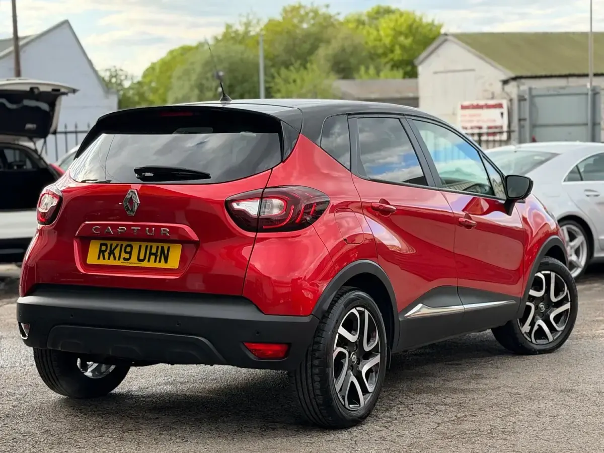 Used Renault Captur Iconic 90 HP (66 kW) 2019 Red/black SUV