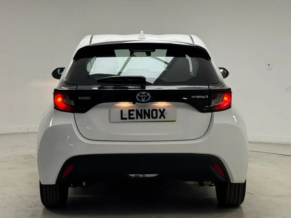 Second-hand Toyota Yaris Hybrid 2024 Alb Hatchback
