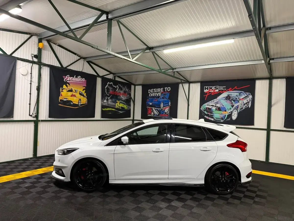 Used Ford Focus ST 250 HP (183 kW) 2017 White Hatchback