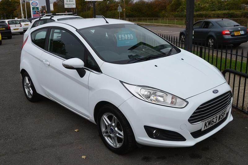 White Used 2013 Ford Fiesta Zetec Hatchback | £5,495 (Fair price) - Image 1/4