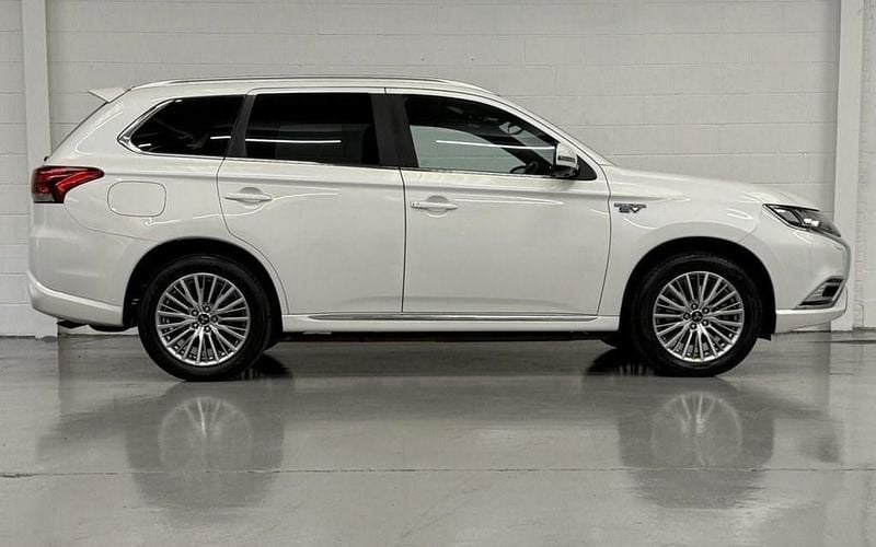 Used Mitsubishi Outlander 209 HP (153 kW) 2018 White SUV