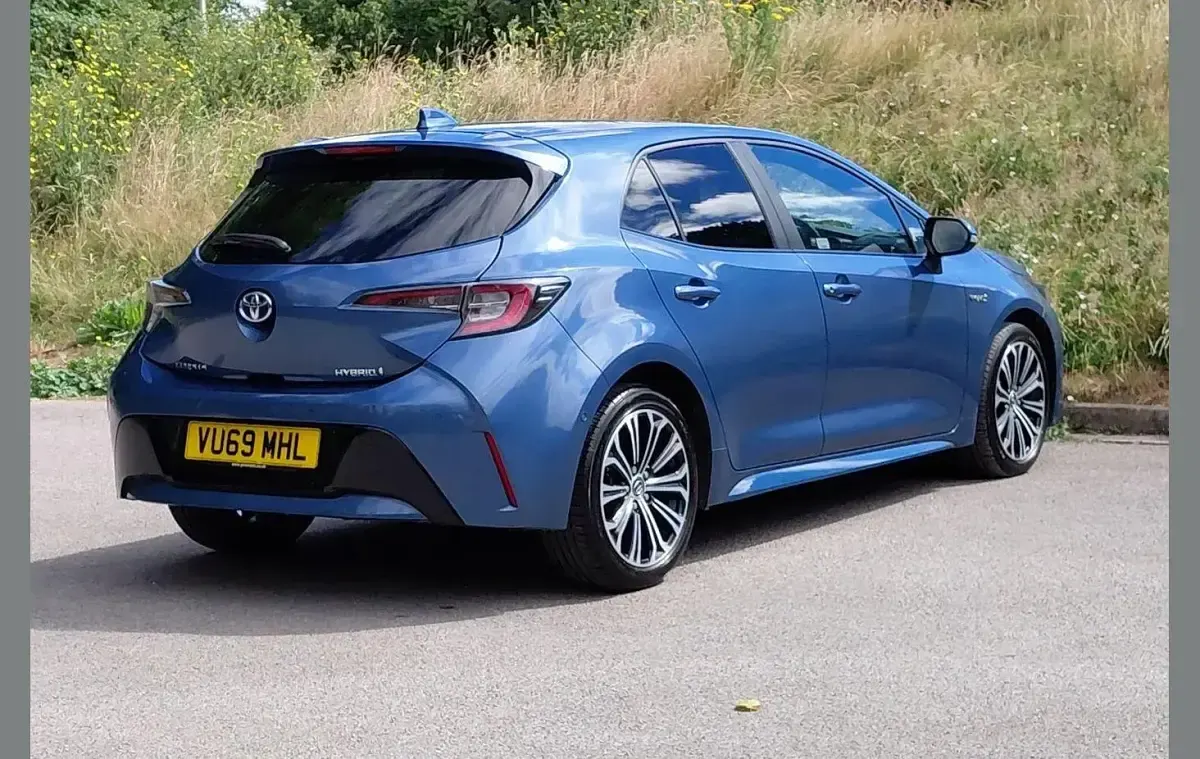 Used Toyota Corolla Design 122 HP (89 kW) 2019 Blue Hatchback