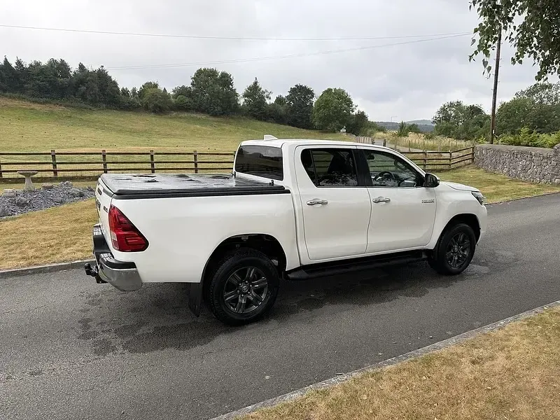 Used Toyota HiLux 150 HP (110 kW) 2023 White Pickup