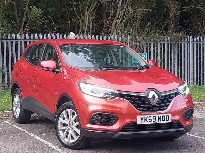 Red Used 2020 Renault Kadjar Play SUV | £12,998 (Fair price) - Image 1/4
