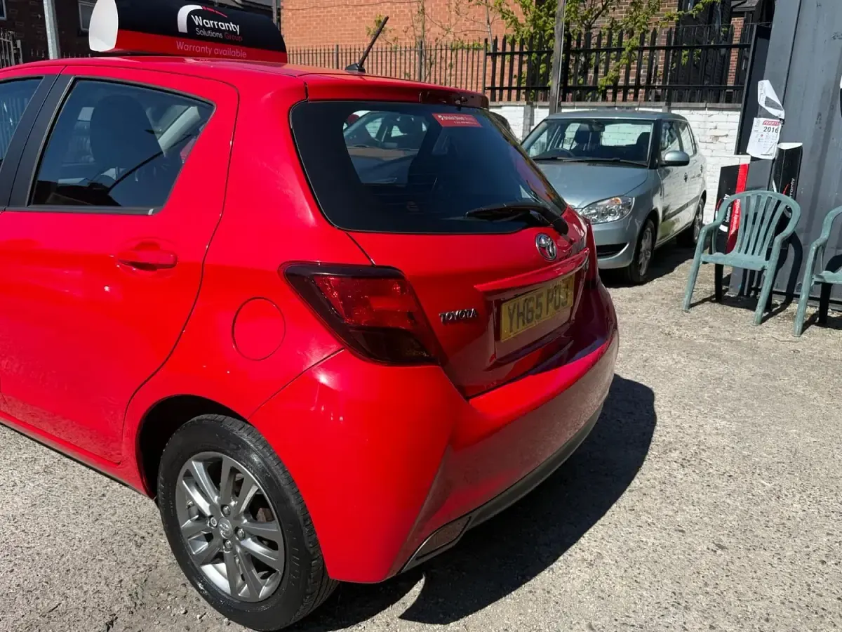 Used Toyota Yaris 99 HP (72 kW) 2015 Red Hatchback