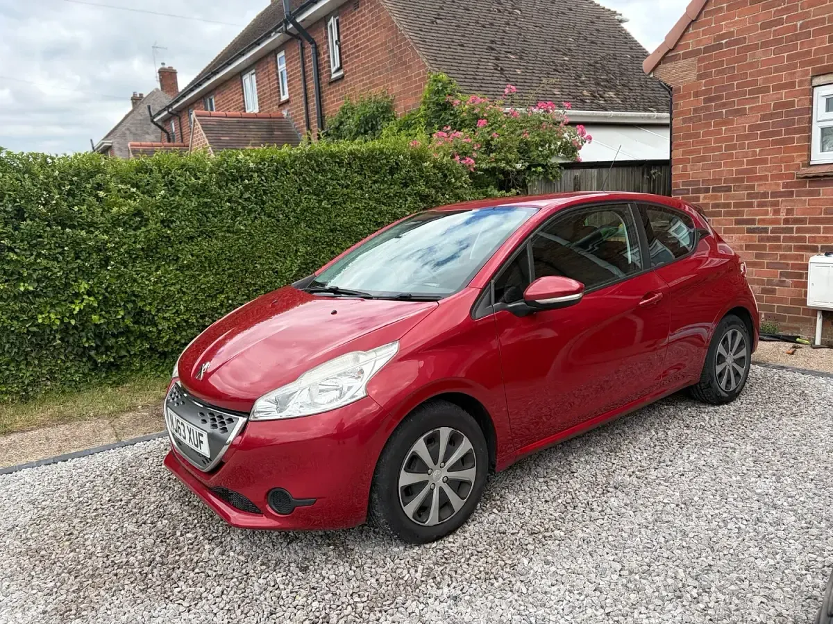 Used Peugeot 208 Access 68 HP (50 kW) 2013 Red Hatchback
