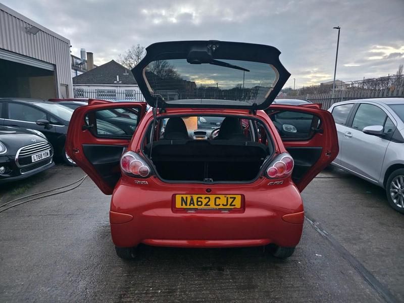 Begagnad Toyota Aygo 2012 Orange Halvkombi